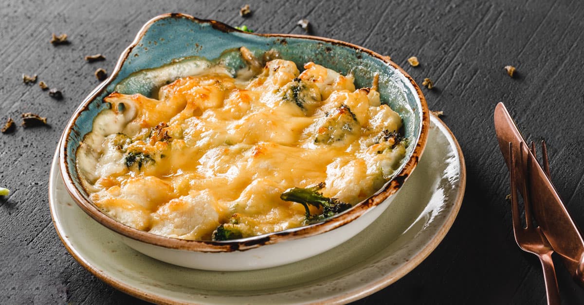 Gnocchetti di ceci al forno con cavolfiore e besciamella di avena alla curcuma