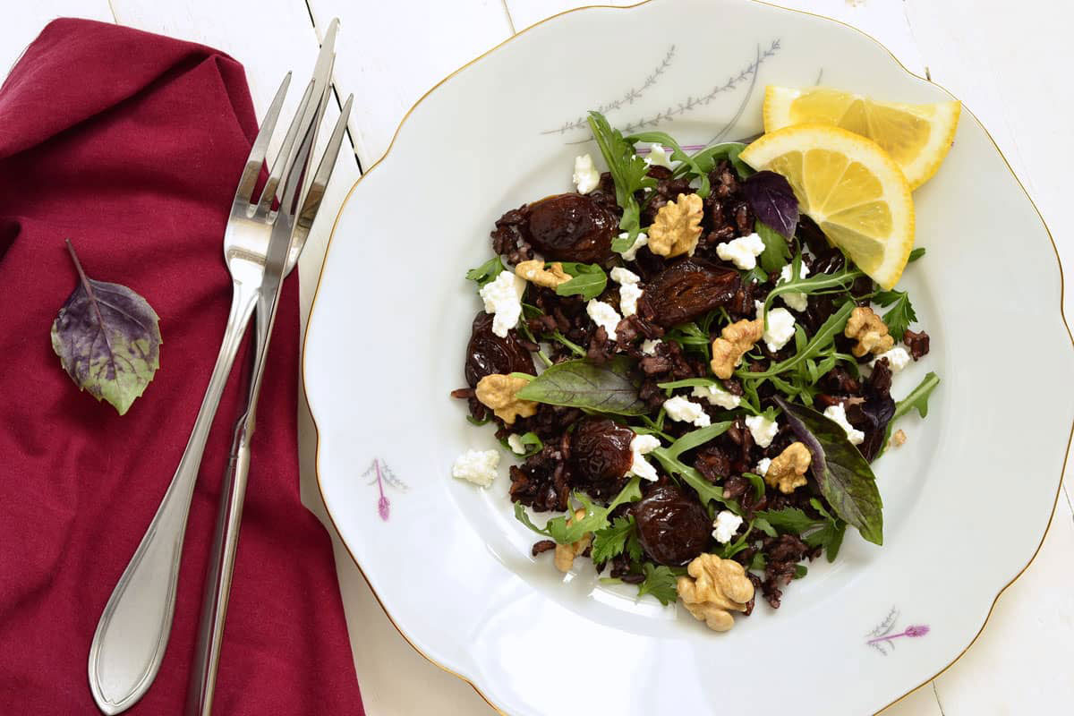 Tortino di riso venere con rucola, salsa di noci e formaggio di capra