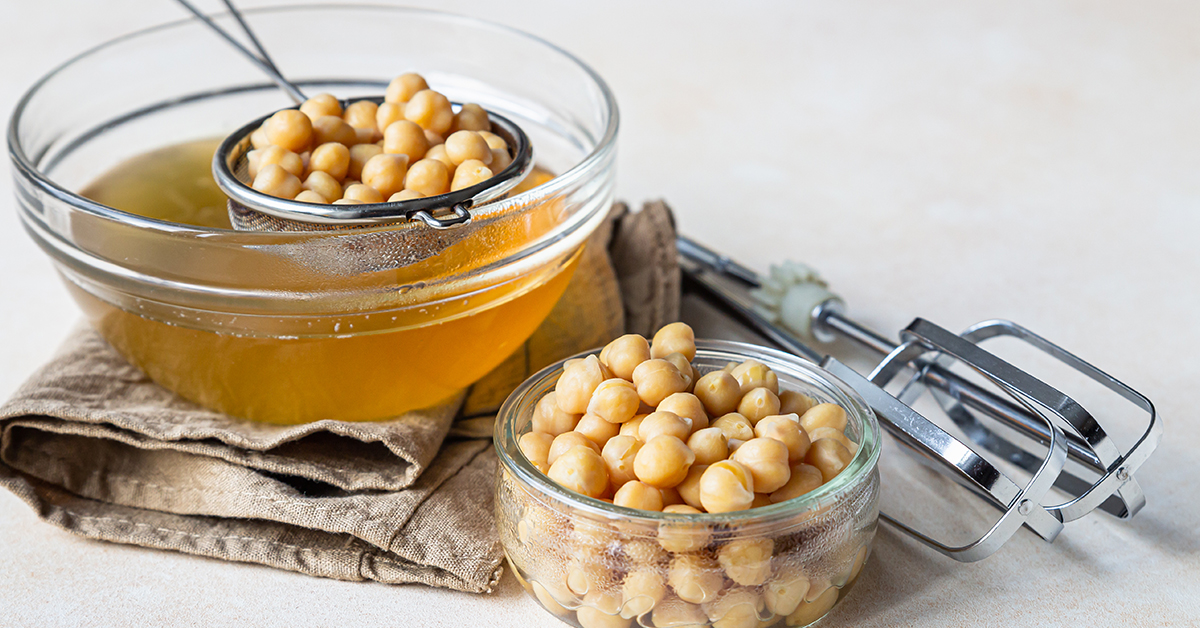 Non gettare l'acqua di cottura dei ceci, scopri come utilizzarla per tante ricette