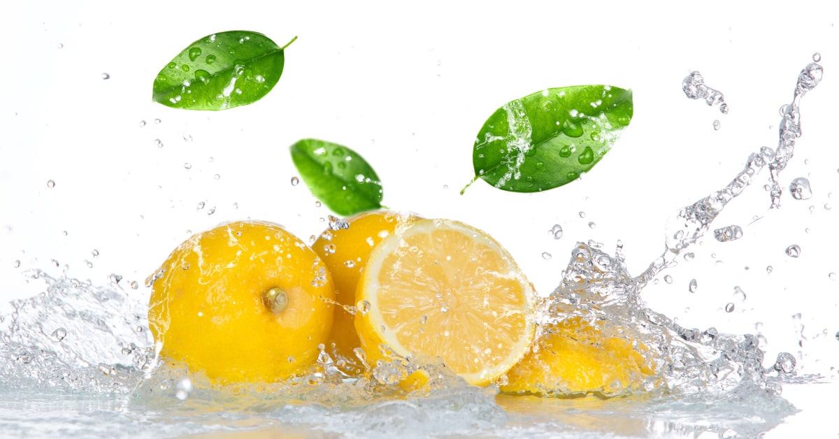 Limoni in acqua limpida su sfondo trasparente