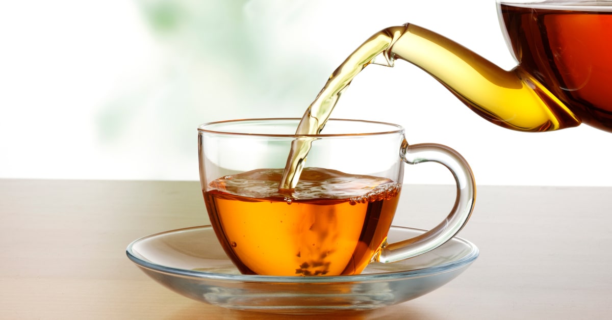 T&egrave; bancha con caraffa e tazza di vetro