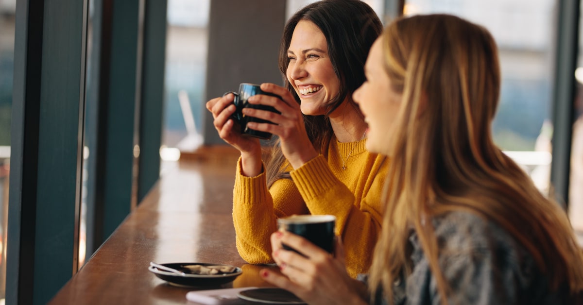 Due amiche mentre bevono caff&egrave; s'orzo al bar