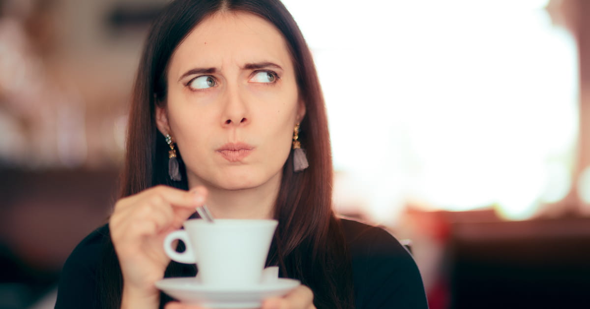 Donna indecisa sul dolcificante da usare per il caffé