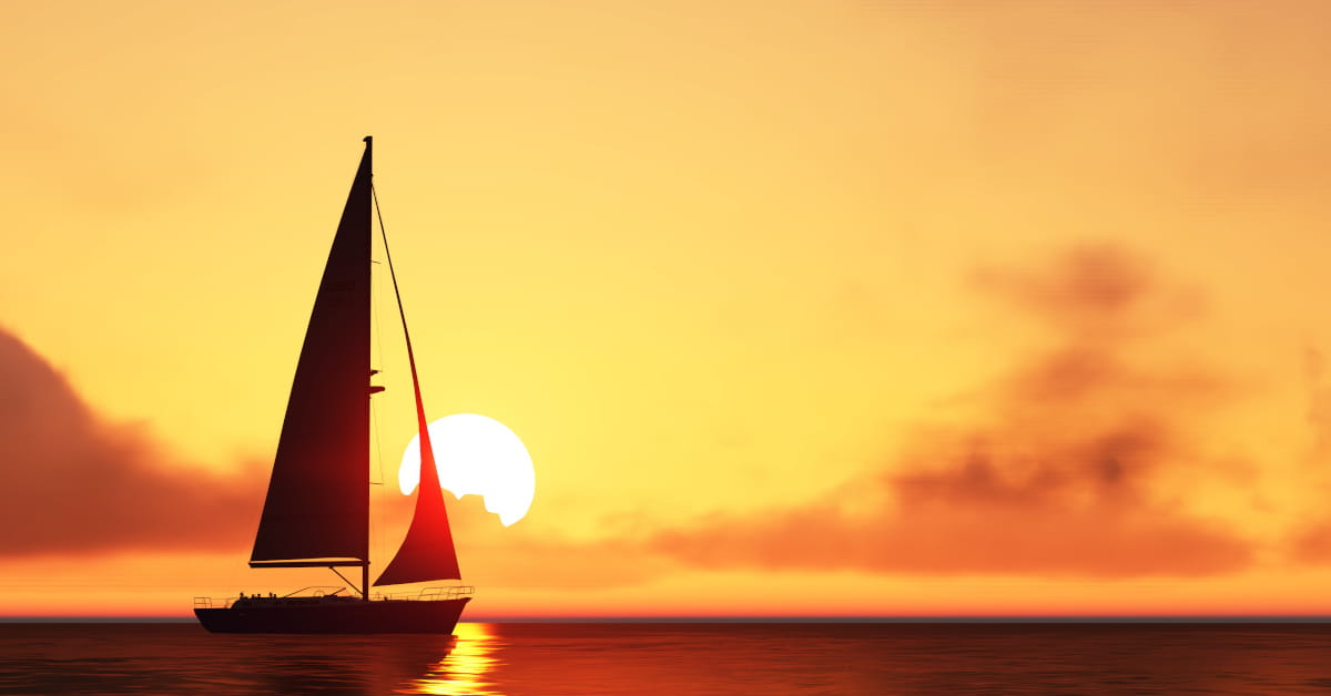 Barca a vela in mare al tramonto